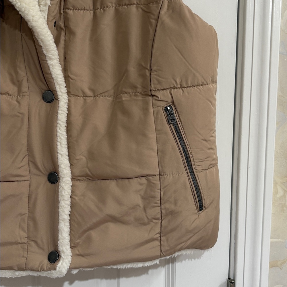 Lucky Brand Reversible Cream Sherpa/Tan Polyester Vest - Picture 6 of 12
